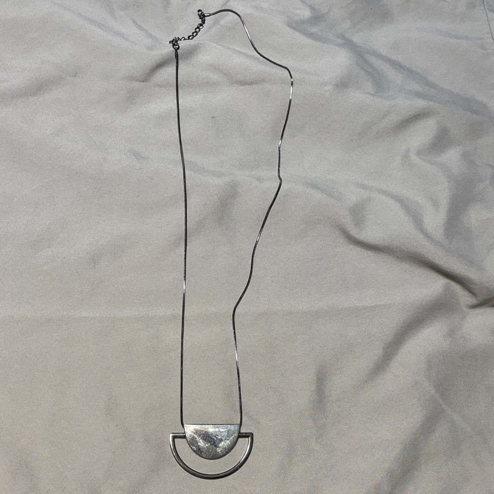 ☃️ NEW LOWER PRICE ☃️ ~ Silver Geometric Pendant Necklace